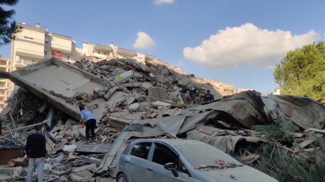 Edificios derrumbados en Esmirna tras el terremoto de magnitud 7 que ha azotado este viernes a Grecia y Turquía.