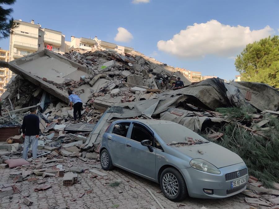 Edificios derrumbados en Esmirna tras el terremoto de magnitud 7 que ha azotado este viernes a Grecia y Turquía.