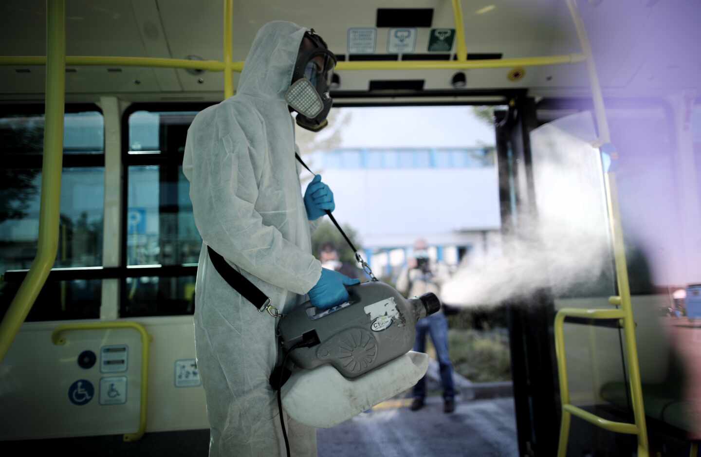 Un operario de la EMT desinfecta con un nebulizador un autobús de línea, en Madrid.