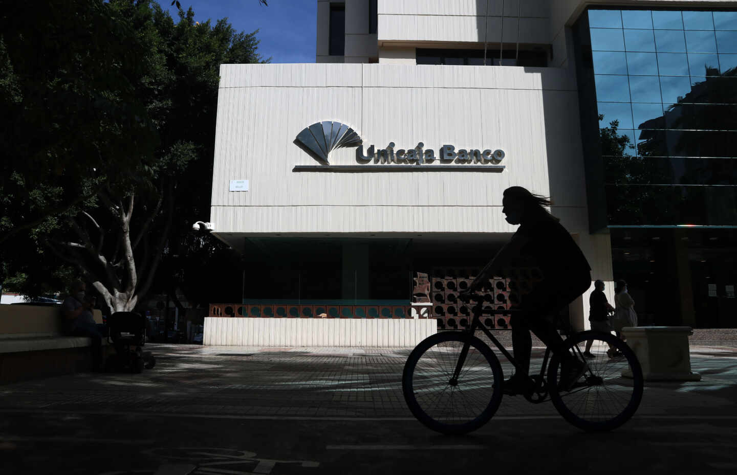 Unicaja y Liberbank ensanchan sus activos un 15% en su último año en solitario