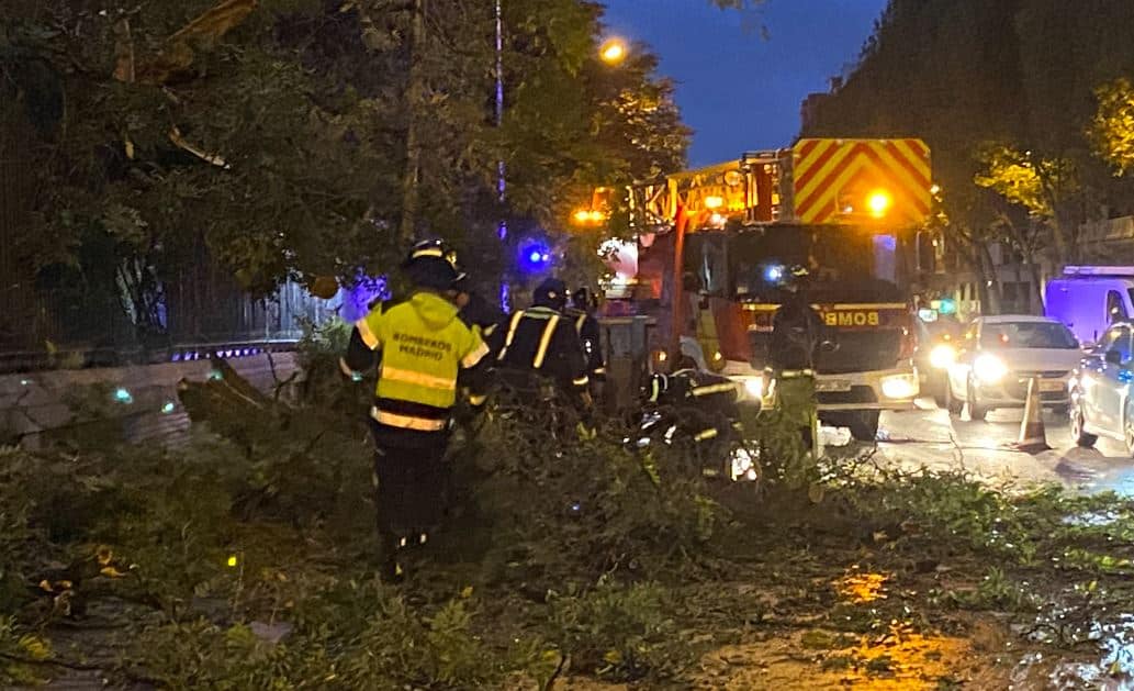 Los bomberos realizan más de 400 intervenciones esta noche por los fuertes vientos y lluvias en Madrid