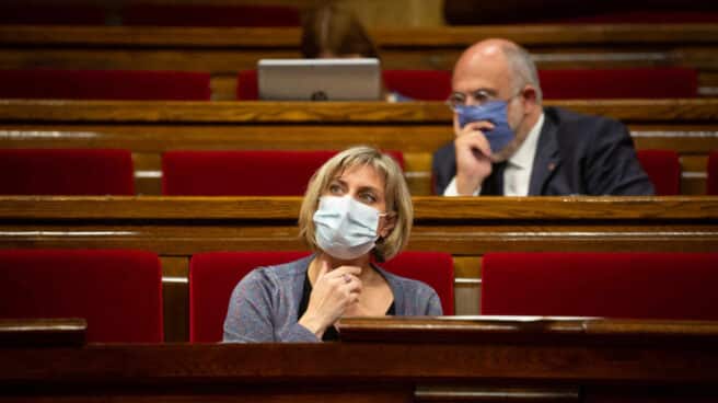 La consejera de Salud de la Generalitat, Alba Vergés, en su escaño del Parlamento de Cataluña.