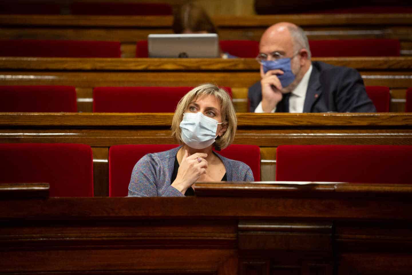 La consejera de Salud de la Generalitat, Alba Vergés, en su escaño del Parlamento de Cataluña.