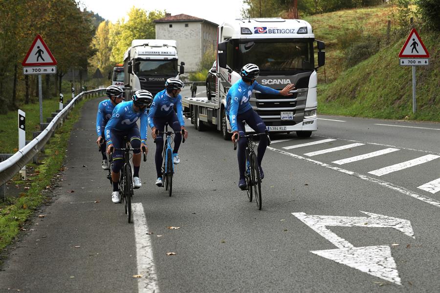 Ciclistas del equipo Movistar entrenan antes del inicio de la Vuelta a España 2020.