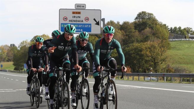 Ciclistas del equipo Bora entrenan cerca de Irún antes del inicio de la Vuelta a España.