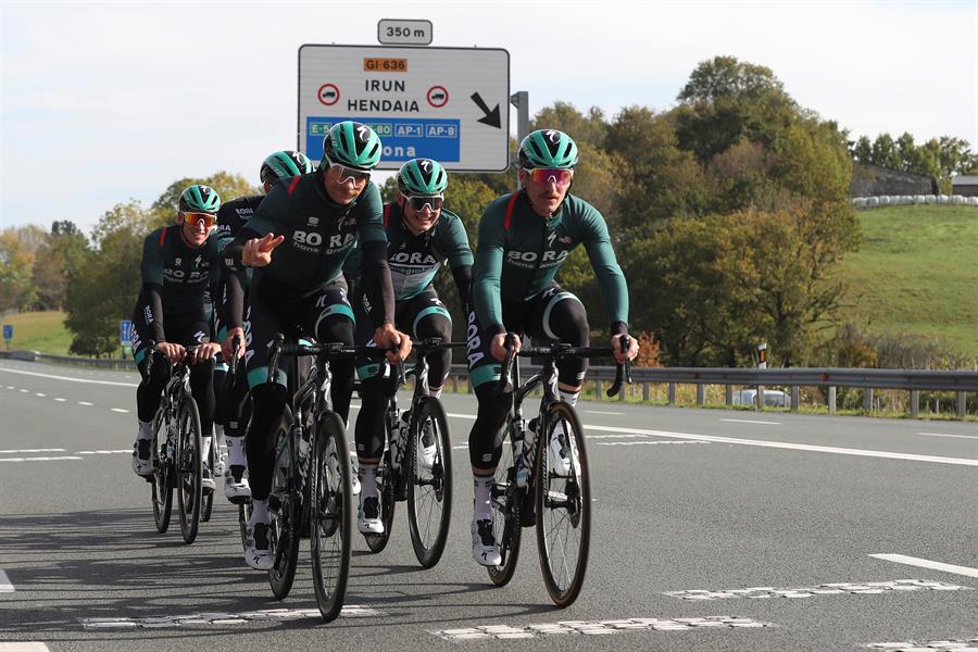 Ciclistas del equipo Bora entrenan cerca de Irún antes del inicio de la Vuelta a España.