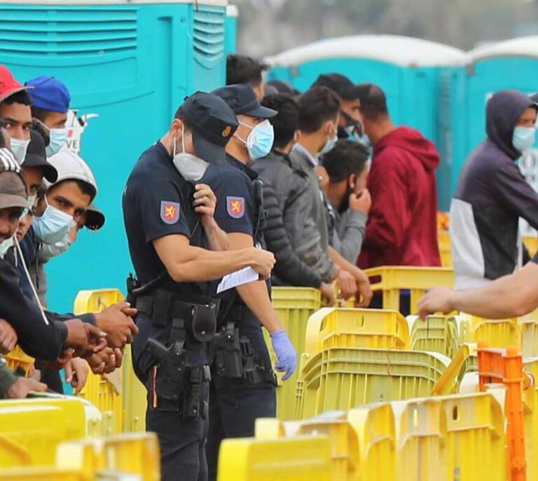 "Ninguna ley prohíbe derivar migrantes a la península; el 'efecto llamada' es un mantra"