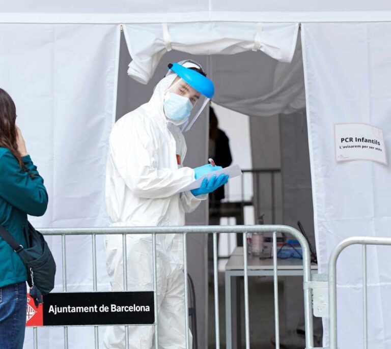 Sanidad registra 10.222 nuevos casos y 369 muertes