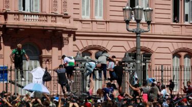 Todos con 'el Diego', éxtasis y sobreactuación por la muerte de un ídolo