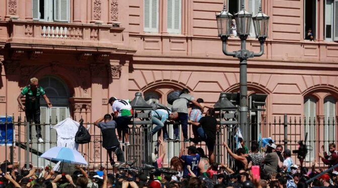 Todos con 'el Diego', éxtasis y sobreactuación por la muerte de un ídolo