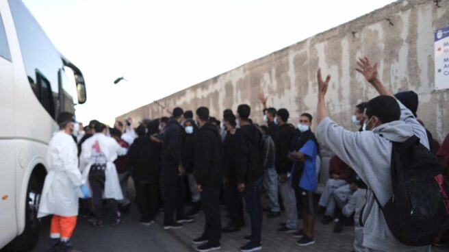 Más de 200 inmigrantes salen del campamento de Arguineguín (Gran Canaria).