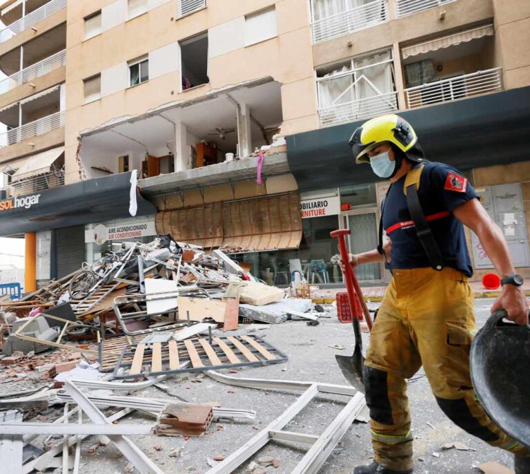 Buscan entre los escombros al dueño de una casa en Torrevieja donde explotó el gas