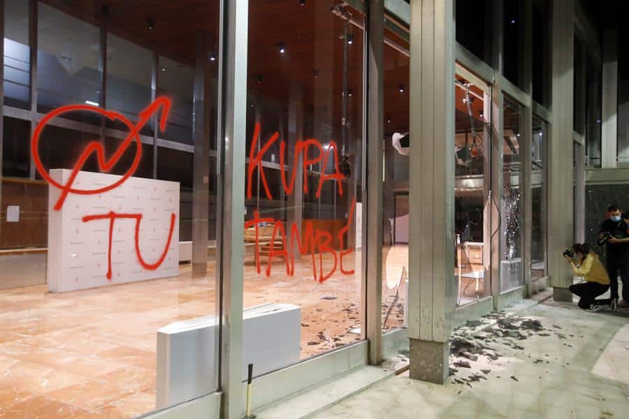 Los antidisturbios de Barcelona pidieron intervenir tres veces contra los okupas que destrozaron el Ayuntamiento