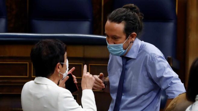 La portavoz de EH Bildu, Mertxe Aizpurua, conversa con el vicepresidente y líder de Unidas Podemos, Pablo Iglesias.