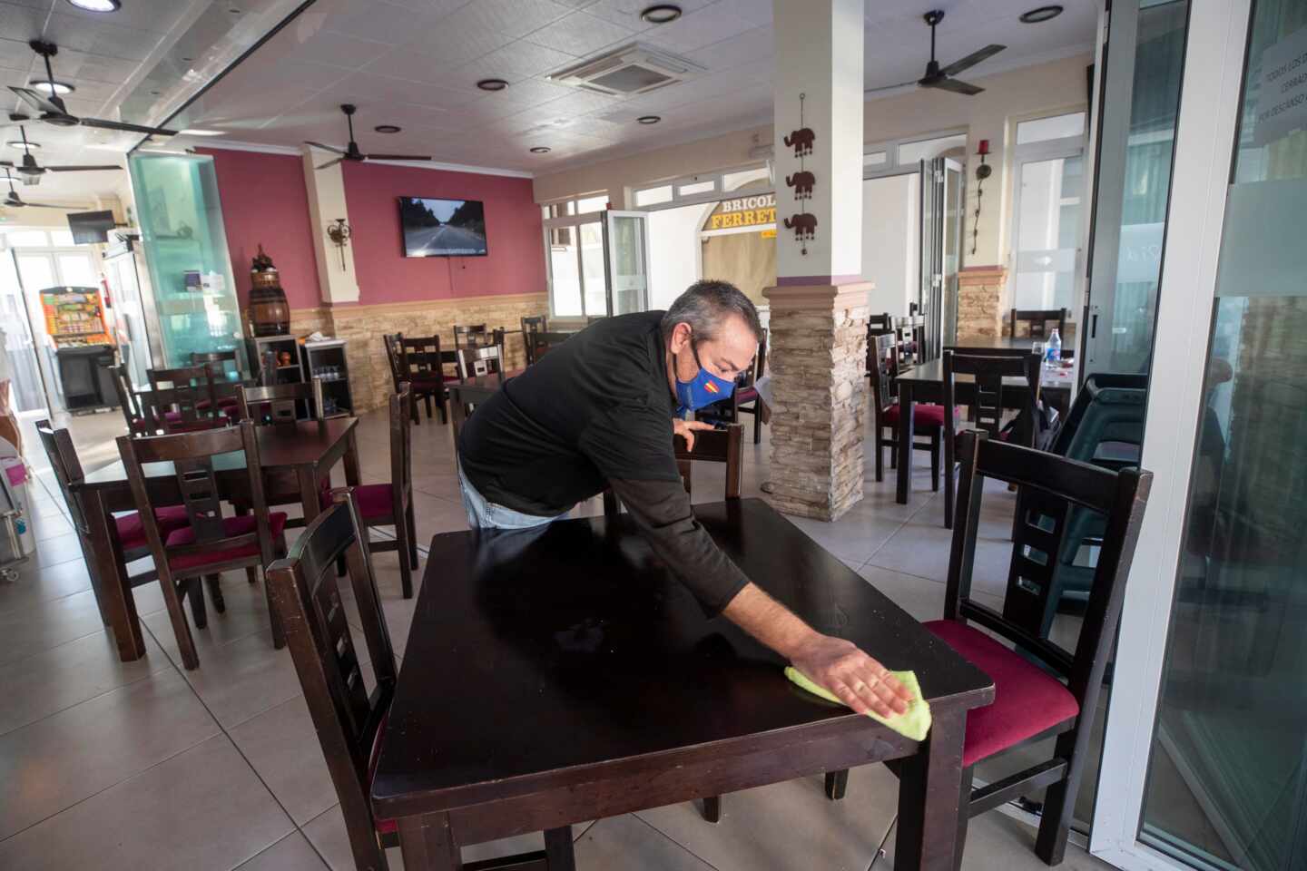 Interior de un restaurante de La Manga del Mar Menor (Murcia).