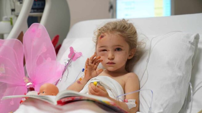 Una niña de tres años superviviente del terremoto del Egeo.