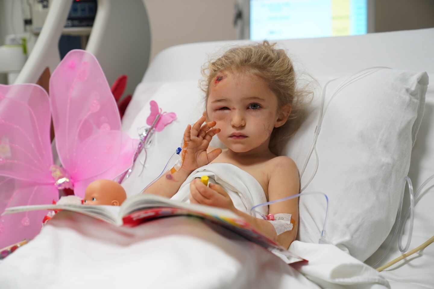 Una niña de tres años superviviente del terremoto del Egeo.