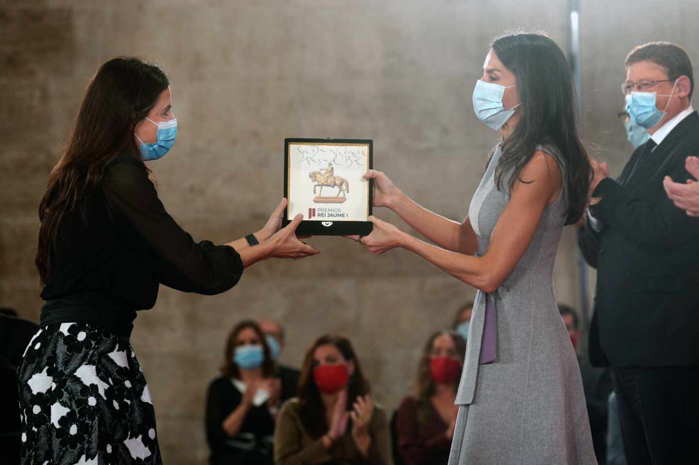 La reina Letizia entrega el Premio Jaime I en la categoría Emprendedor a Verónica Pascual Boé.