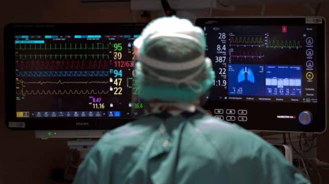 Un profesional sanitario trabaja en la UCI del Hospital Vall d'Hebron de Barcelona.