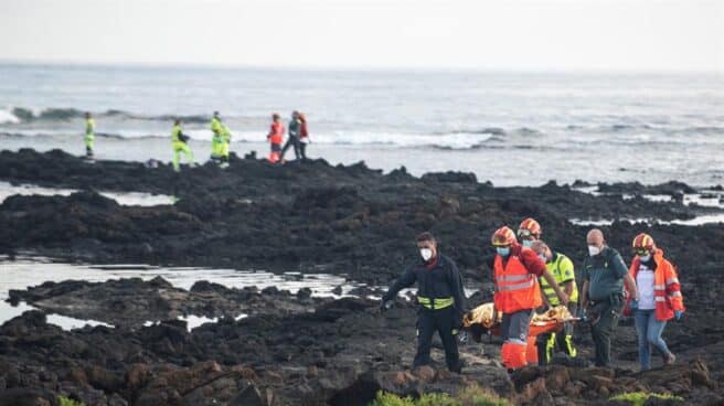 Efectivos de los servicios de emergencia y los cuerpos de seguridad han rescatado este miércoles los cuerpos sin vida de cuatro inmigrantes que iban a bordo de la patera que naufragó el martes por la noche