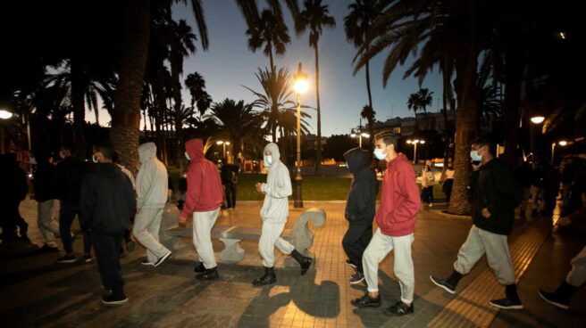 Decenas de inmigrantes marroquíes frente a la Delegación del Gobierno en Las Palmas de Gran Canaria.