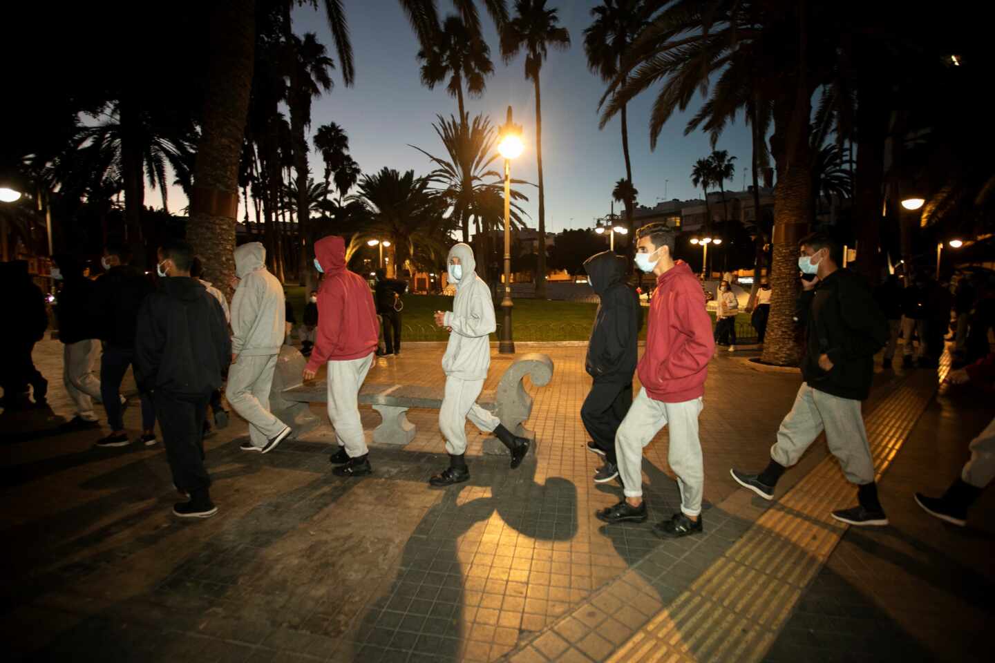 Decenas de inmigrantes marroquíes frente a la Delegación del Gobierno en Las Palmas de Gran Canaria.