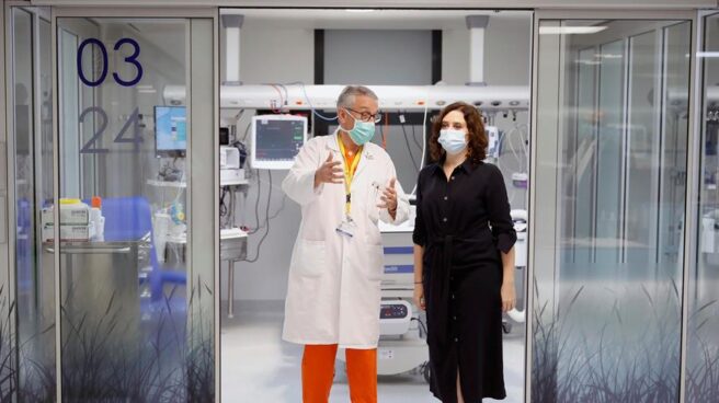 La presidenta de la Comunidad de Madrid, Isabel Díaz Ayuso, durante su visita al Hospital Gregorio Marañón.
