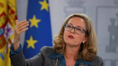 Bruselas aprueba el presupuesto de Sánchez pero advierte sobre la deuda