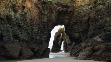 Se derrumba un arco en la Playa de Las Catedrales dejando voluminosos escombros