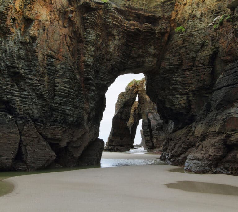 Se derrumba un arco en la Playa de Las Catedrales dejando voluminosos escombros