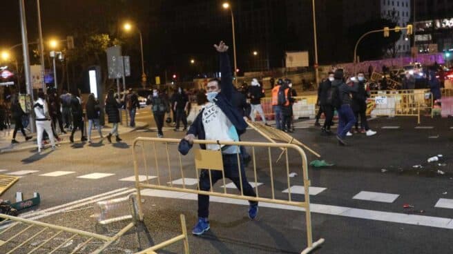 Varios participantes en los altercados tras las protestas convocadas esta noche en el centro de Madrid.
