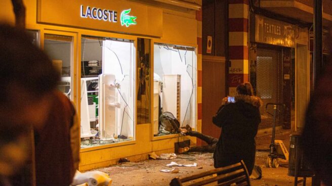 Tienda de Lacoste en Logroño con destrozos tras el saqueo de unos radicales durante una protesta contra las restricciones.
