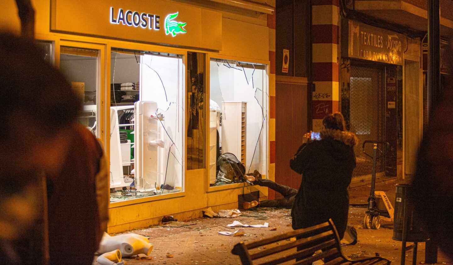 Los dueños de la tienda de Lacoste saqueada calculan más de 30.000 euros en destrozos y prendas robadas