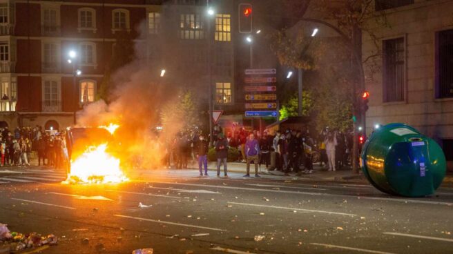 Unos 150 radicales, muchos de ellos jóvenes, anoche durante los disturbios en el centro de Logroño.