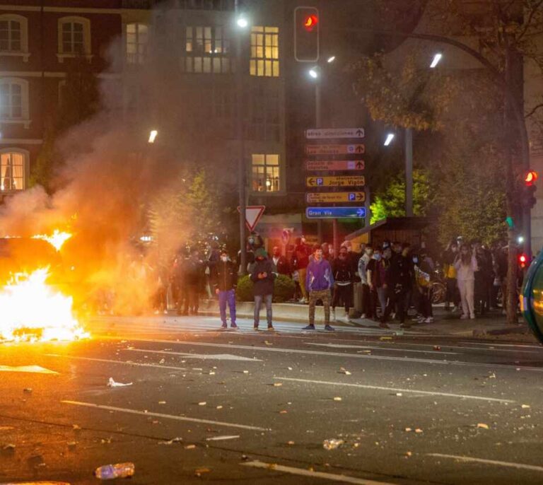 Un grupo de jóvenes recoge los destrozos de los radicales en Logroño: "Nuestra juventud es esta"