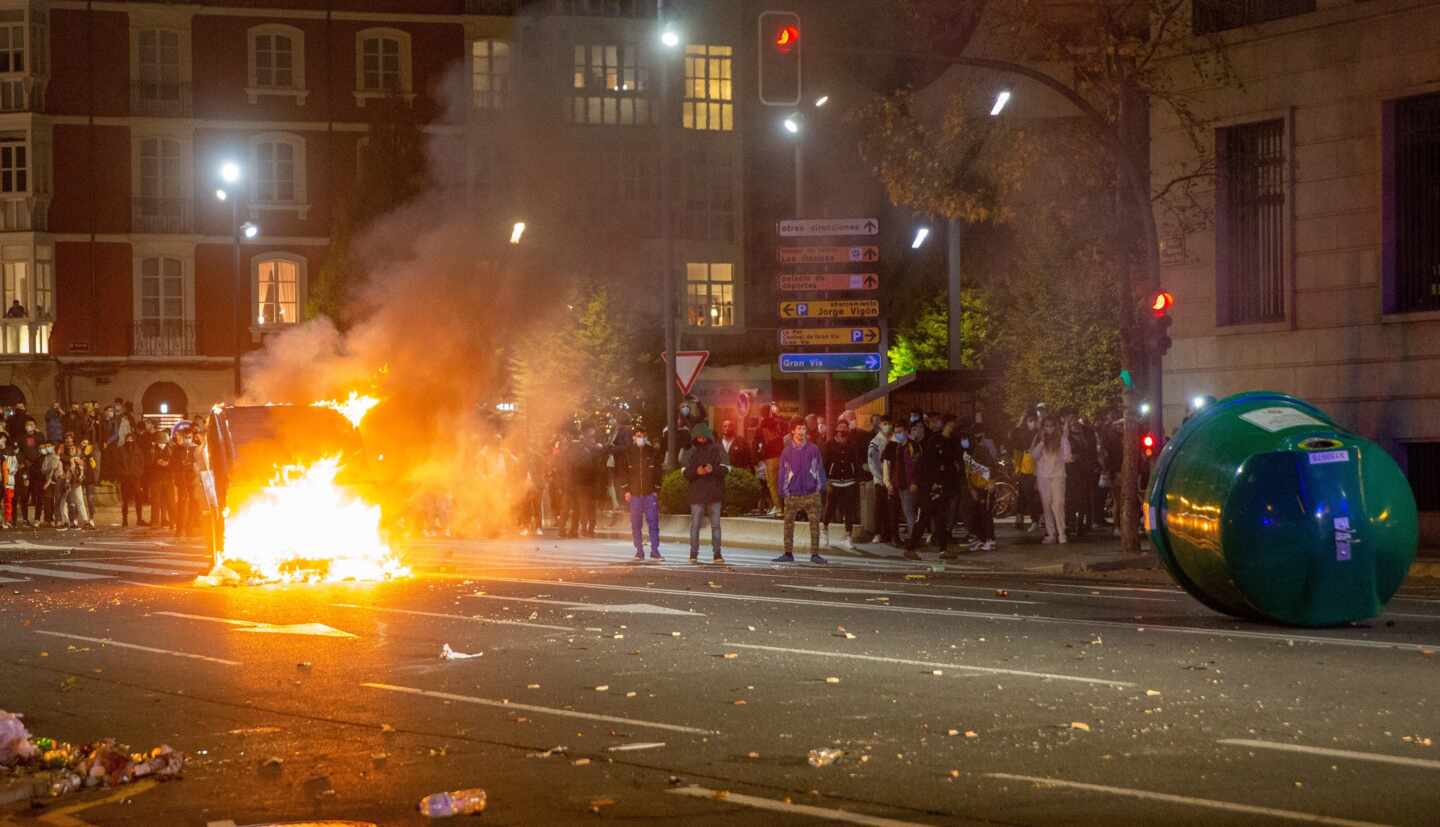 Un grupo de jóvenes recoge los destrozos de los radicales en Logroño: "Nuestra juventud es esta"