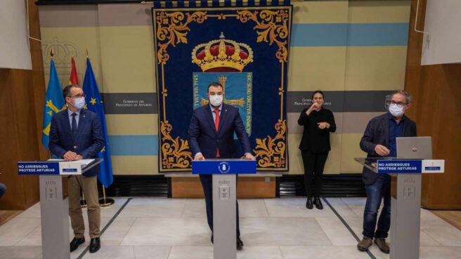 8993315e757e5bec091390a67d686c0cd941e268 El presidente del Principado, Adrián Barbón, en el centro.
