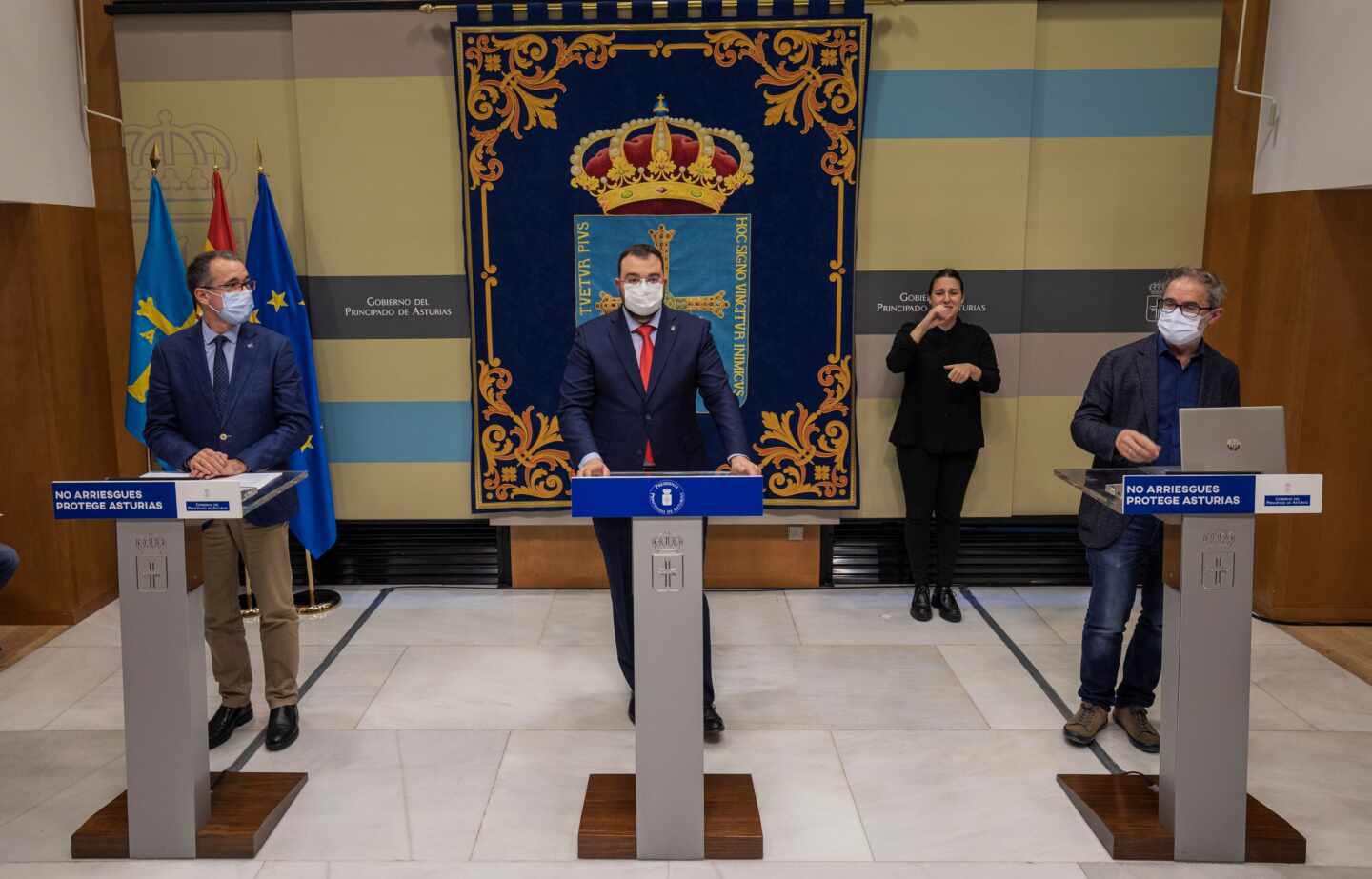 El presidente del Principado, Adrián Barbón, en el centro.