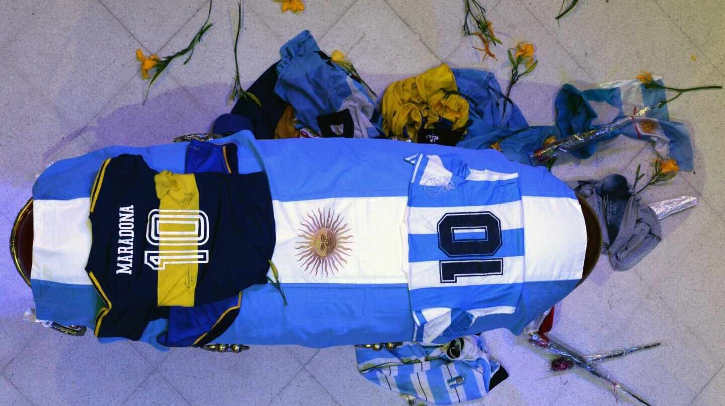 El féretro de Diego Maradona durante su funeral hace un año en Buenos Aires