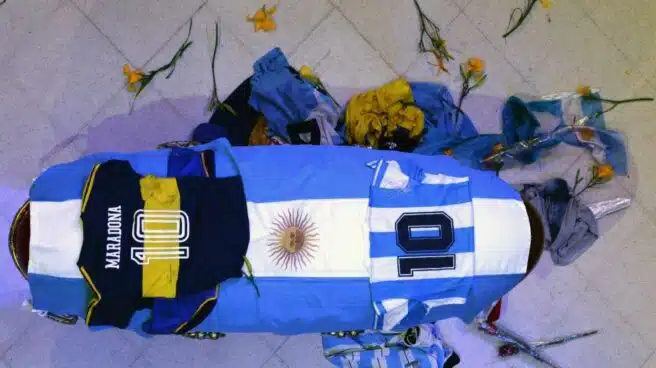 "Fue enterrado sin corazón": los juicios y polémicas un año después de la muerte de Maradona