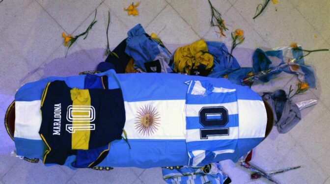 "Fue enterrado sin corazón": los juicios y polémicas un año después de la muerte de Maradona