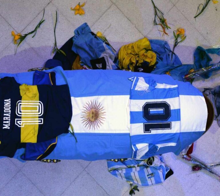 "Fue enterrado sin corazón": los juicios y polémicas un año después de la muerte de Maradona