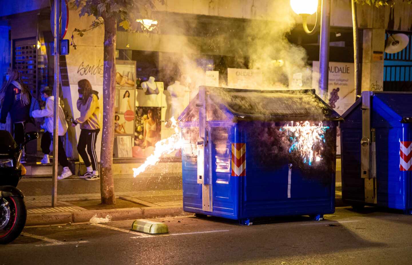Vista del contenedor en llamas durante los nuevos incidentes registrados el domingo en Logroño.