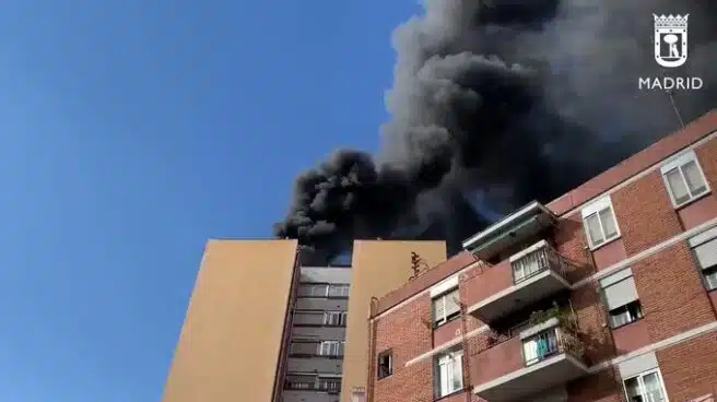 Vídeo: gran columna de humo por un incendio en un edificio de Madrid