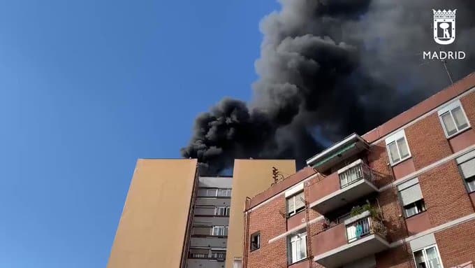 Vídeo: gran columna de humo por un incendio en un edificio de Madrid