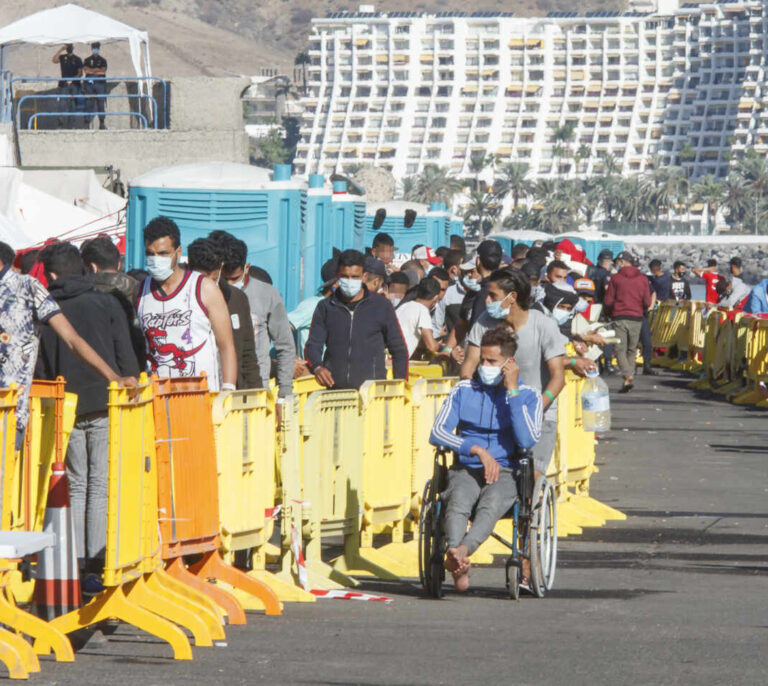 La llegada de 200 inmigrantes a Granada "por sorpresa" desata una ola de críticas