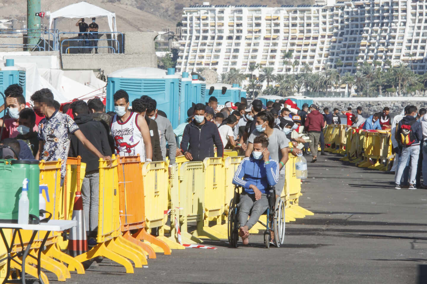 Centenares de inmigrantes hacen cola en el muelle de Arguineguín, en la localidad grancanaria de Mogán.