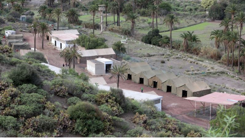 Carpas levantadas en el antiguo acuartelamiento de Barranco Seco, en Las Palmas de Gran Canaria.