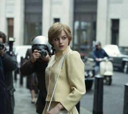 Emma Corrin como Diana Spencer Emma Corrin como Diana Spencer