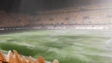 El campo del Villarreal se inunda antes de su encuentro con el  Maccabi